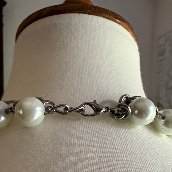 Elegant Silver and White Pearl Necklace - Picture 2 of 2